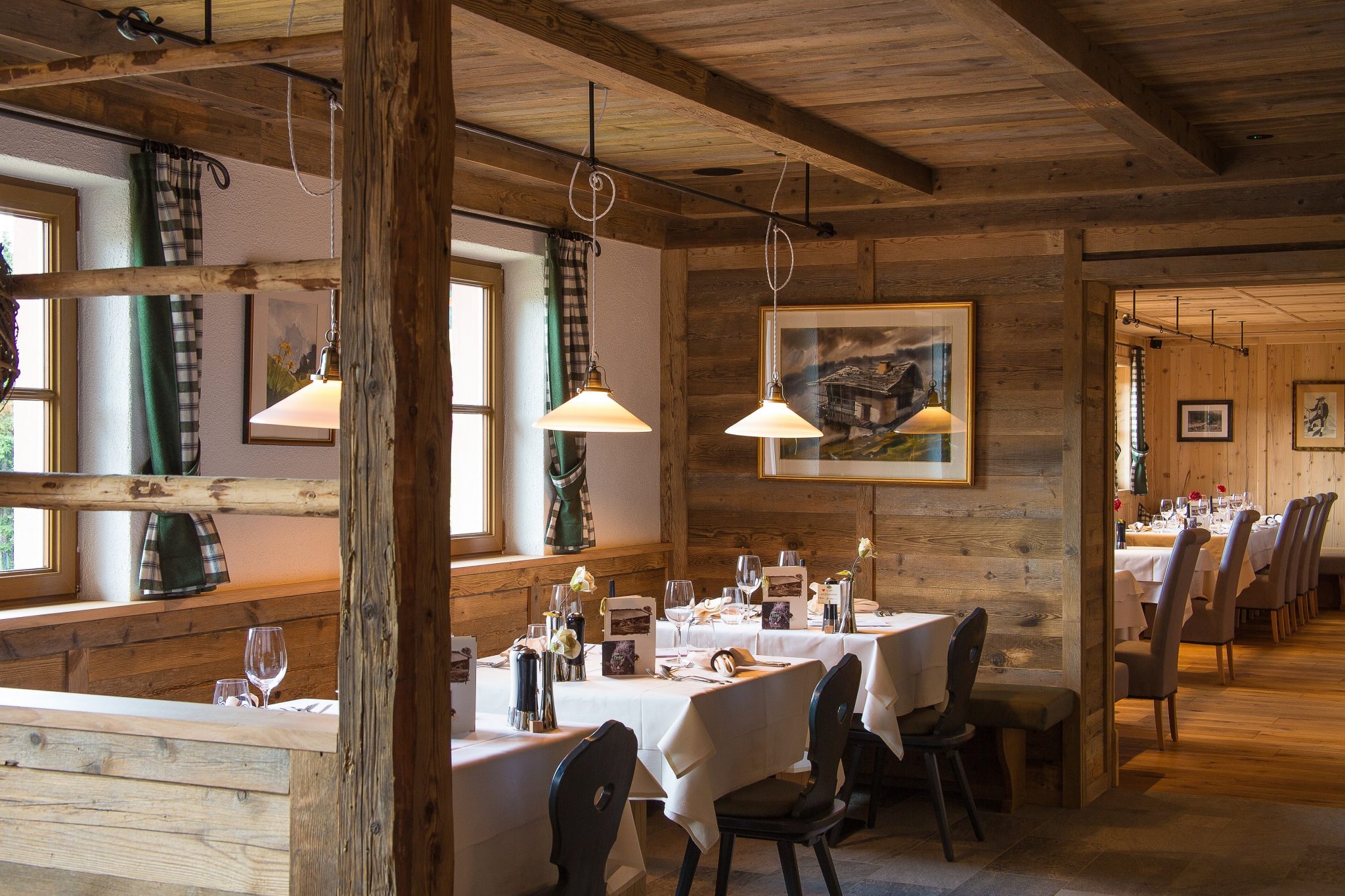 hotelrestaurant_mit_eingedeckten_tischen_tirler-dolomites_living_hotel_0
