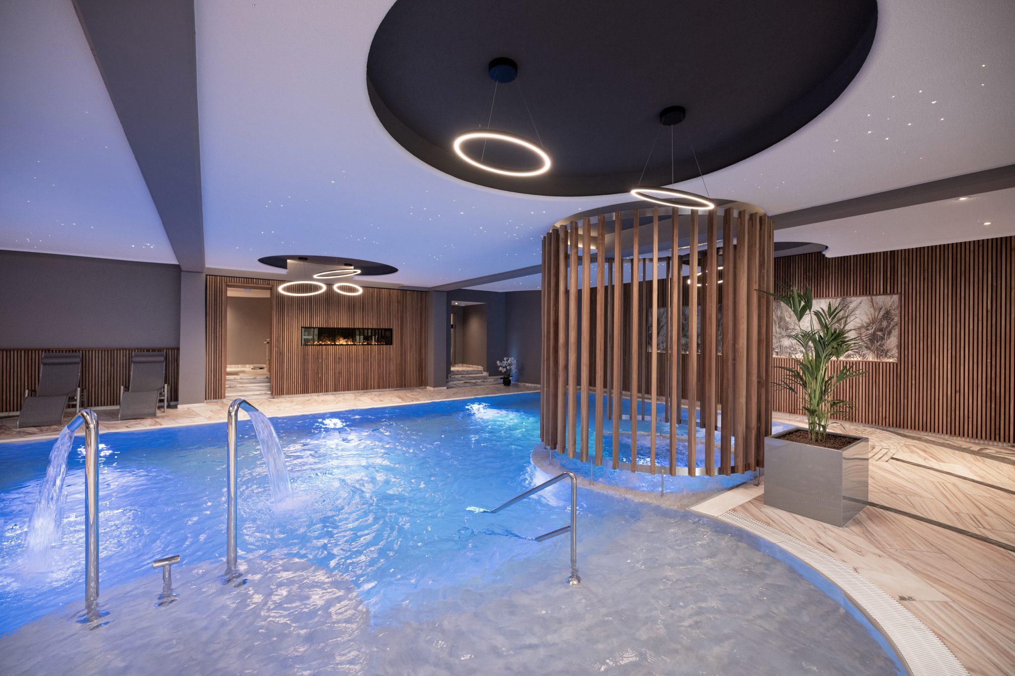 indoorpool_in_der_wellnesslandschaft_c_hanner_inc._hotel_almesberger