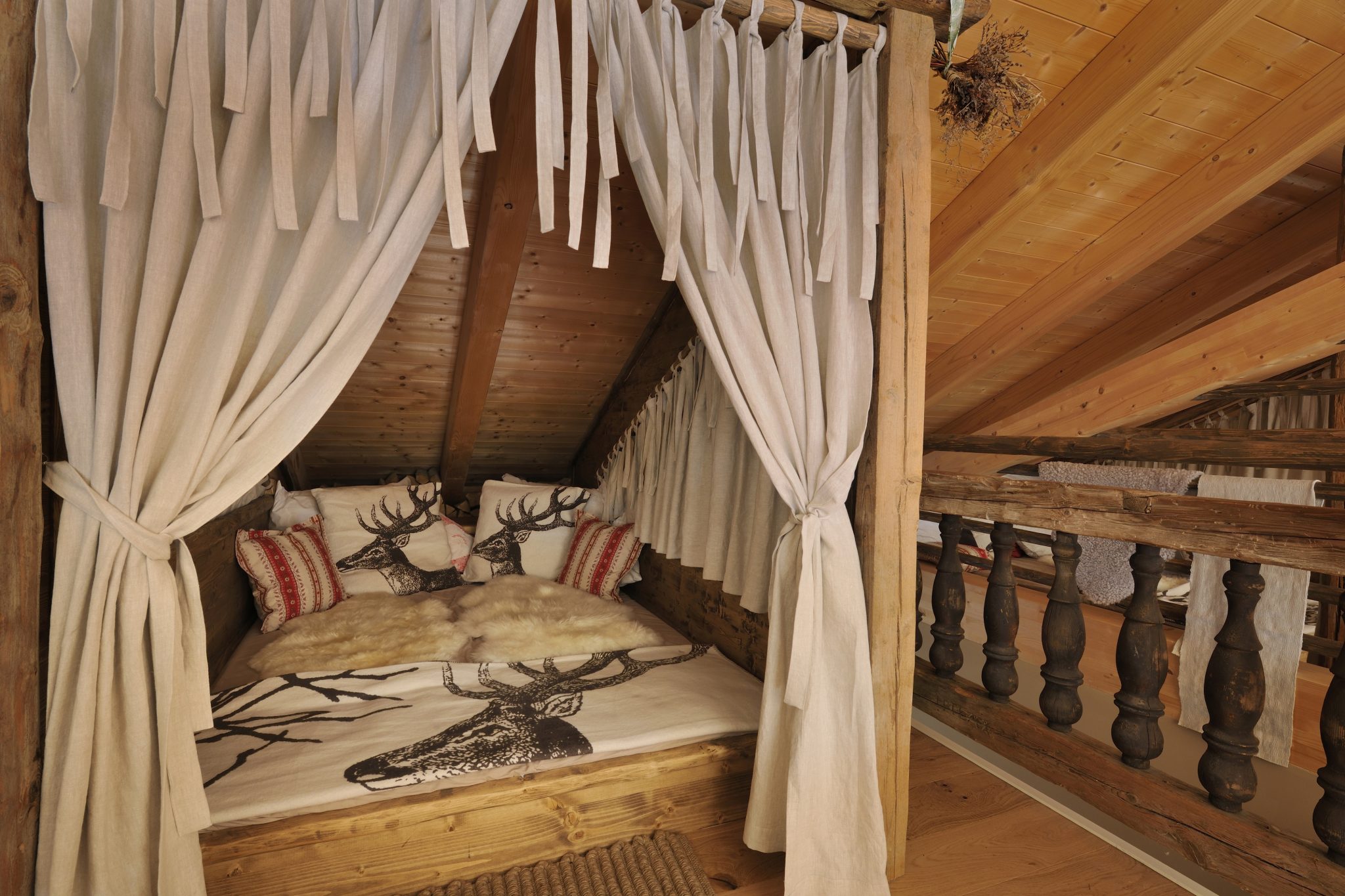 kuschelige_heubetten_im_spa_bereich_wellnessnaturresort_gut_edermann