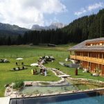 natur-badeteich_und_outdoorpool_mit_grosser_liegewiese_im_hotel_tirler_tirler-_dolomites_living_hotel