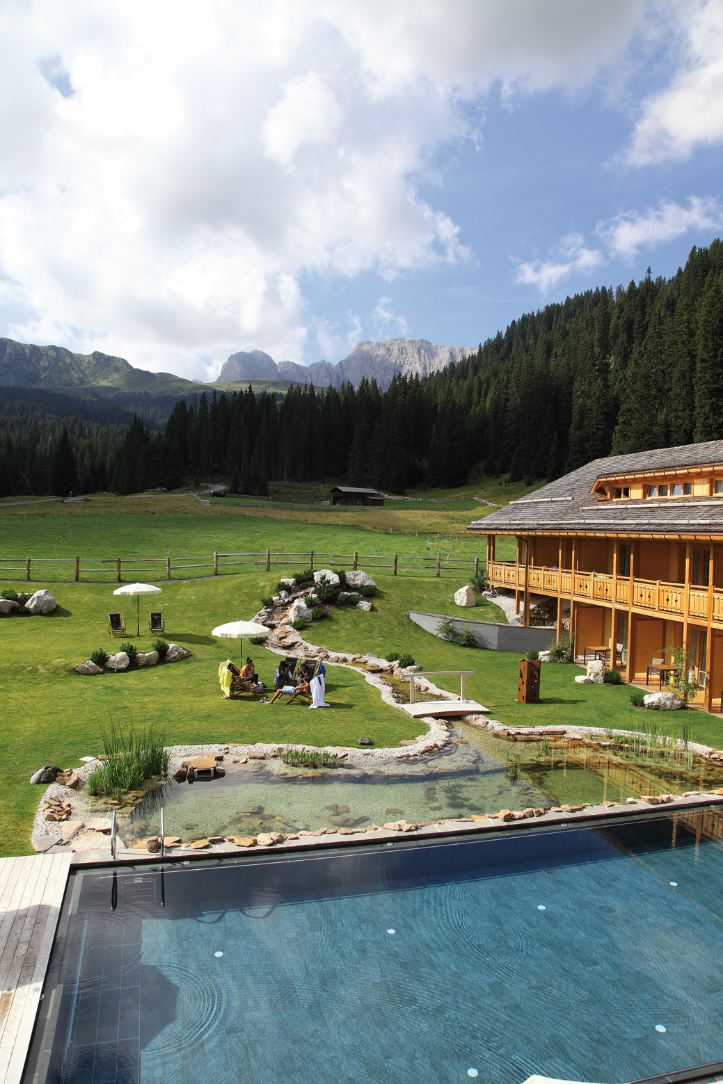 natur-badeteich_und_outdoorpool_mit_grosser_liegewiese_im_hotel_tirler_tirler-_dolomites_living_hotel