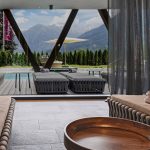 ruhebereich_bergblick_mit_blick_auf_den_naturpool_c_daniel_breuer_hotel_gassner