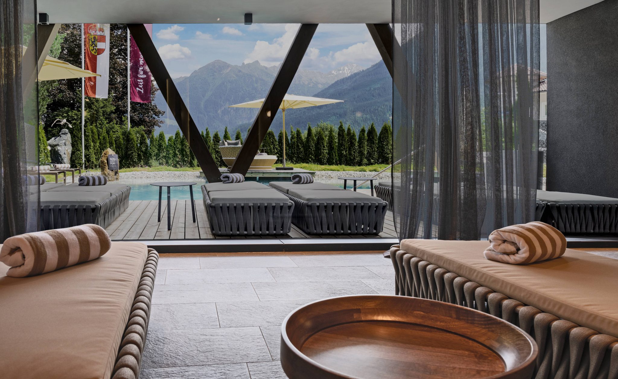 ruhebereich_bergblick_mit_blick_auf_den_naturpool_c_daniel_breuer_hotel_gassner