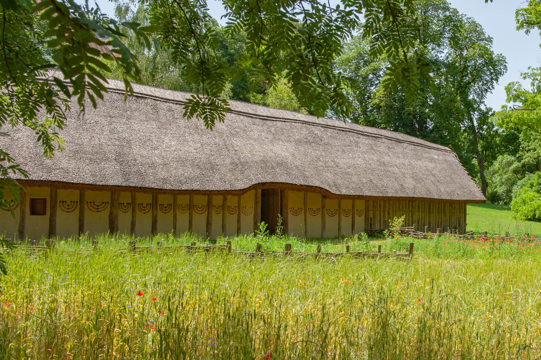 Archäologisches Freigelände - Jungsteinzeitliches Langhaus (c) Atelier Olschinsky