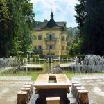 Hellbrunn_Fürstentisch mit Schloss