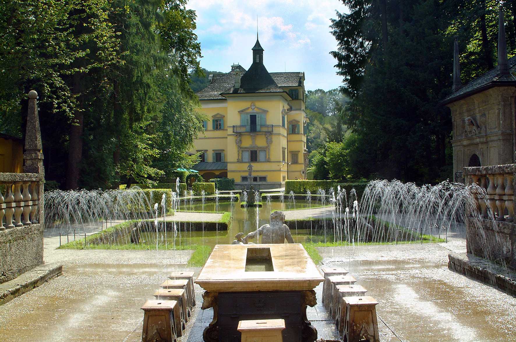 Hellbrunn_Fürstentisch mit Schloss