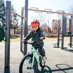 Jett Fahrradfahren am Spielplatz