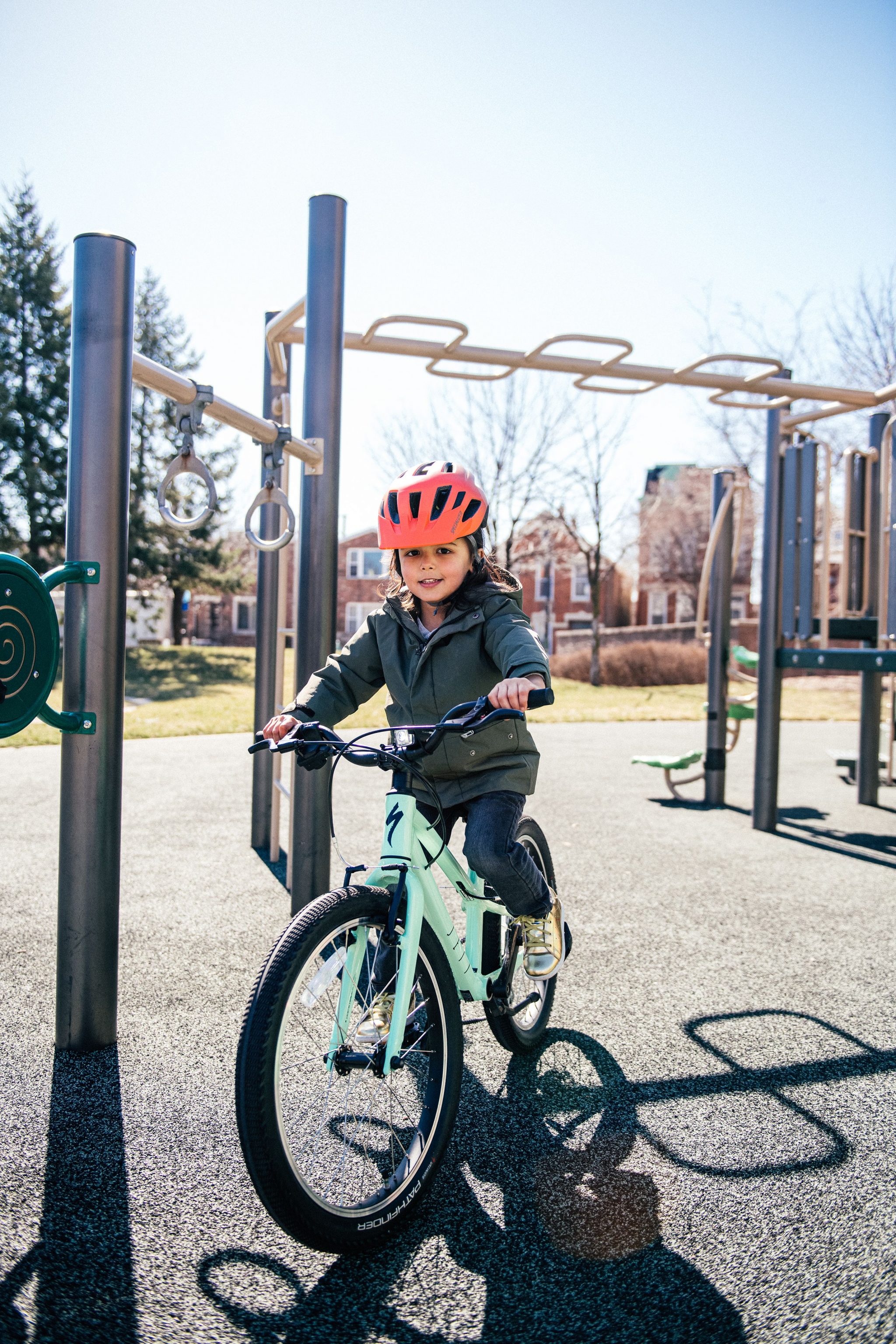 Jett Fahrradfahren am Spielplatz