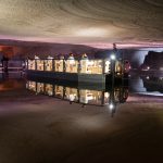 Besucher gleiten mit einem Guide und Floß über den unterirdischen Salzsee