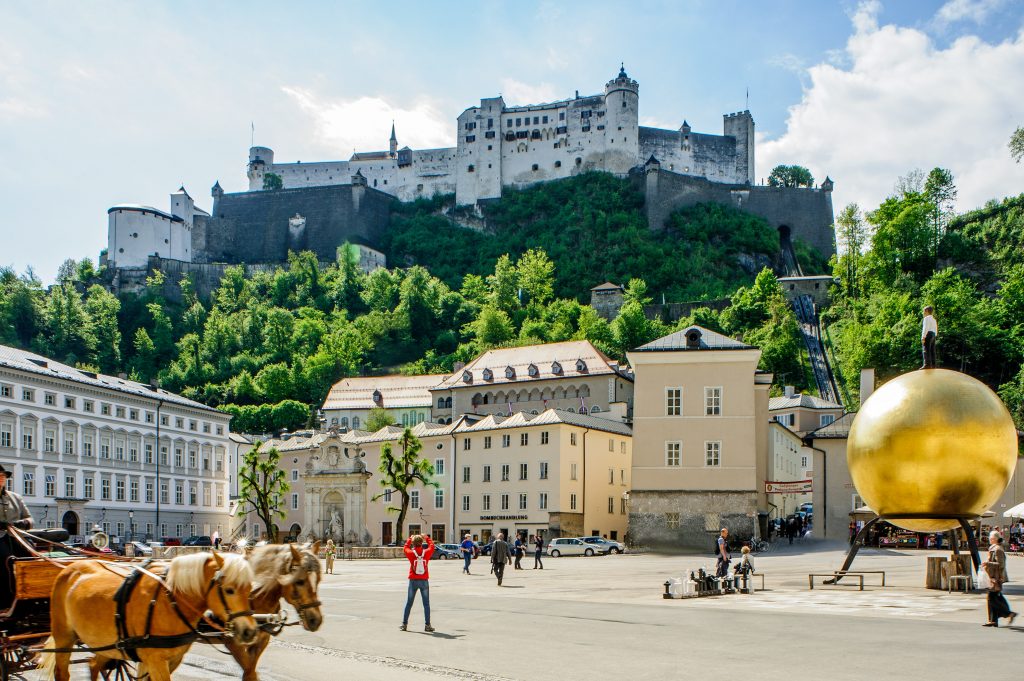 Sehenswürdigkeiten Salzburg, Kapitelplatz mit Blick auf Festung Hohensalzburg