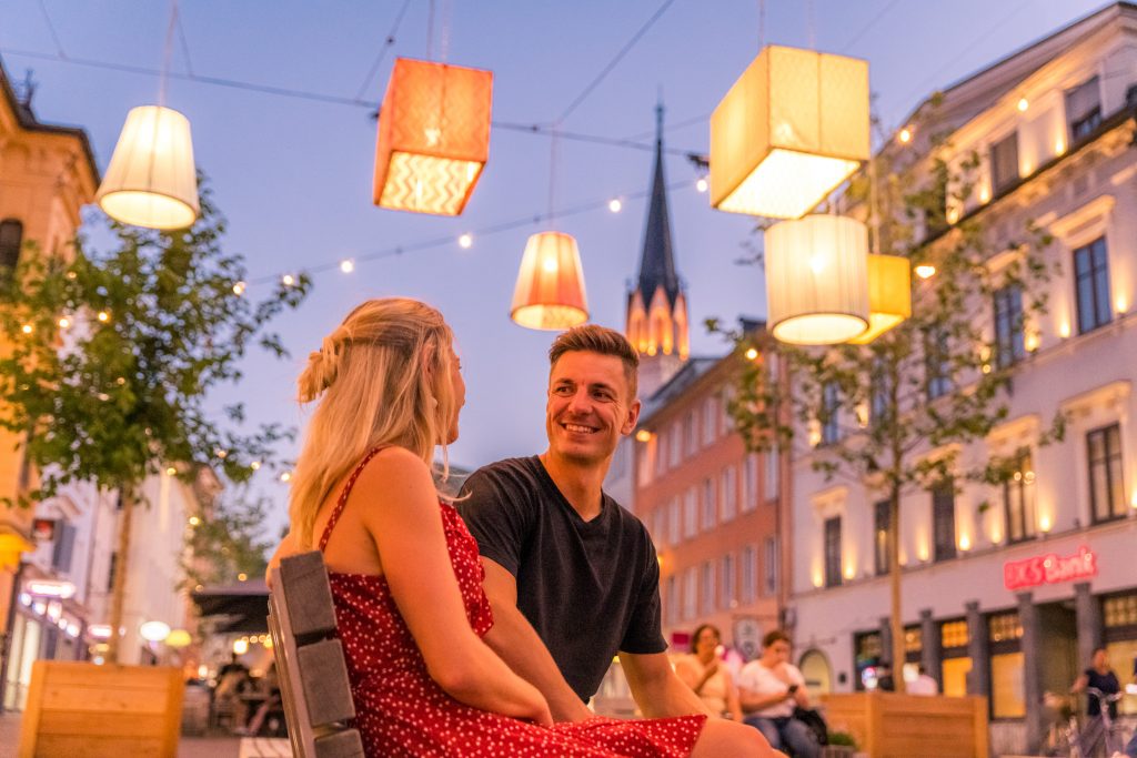 Die City als schönstes und größtes Wohnzimmer Österreichs: Die Villacher Innenstadt verwandelt sich in den Sommermonaten mit ganz besonderen Inszenierungen sowie vielen kleinen aber feinen Events in eine heimelige Wohlfühlzone.