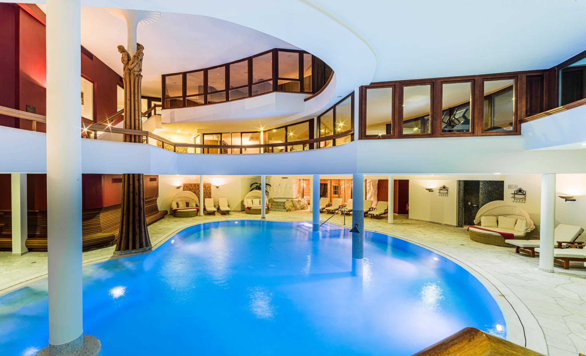 moderner_indoorpool_c_dejori_werner_hotel_granbaita_dolomites