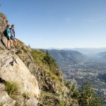 paerchen_geniesst_den_atemberaubenden_blick_ins_tal_beim_wandern_c_hannes_niederkofler_tourismusverein_algund 1