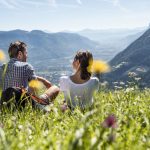 rast_auf_bluehenden_bergwiesen_mit_herrlichem_panoramablick_c_hannes_niederkofler_tourismusverein_algund