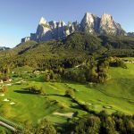 18-loch_golfplatz_in_st.vigil_seis_im_herzen_der_dolomiten_c_seiser_alm_marketing_paula_wiesinger_apartments_suites