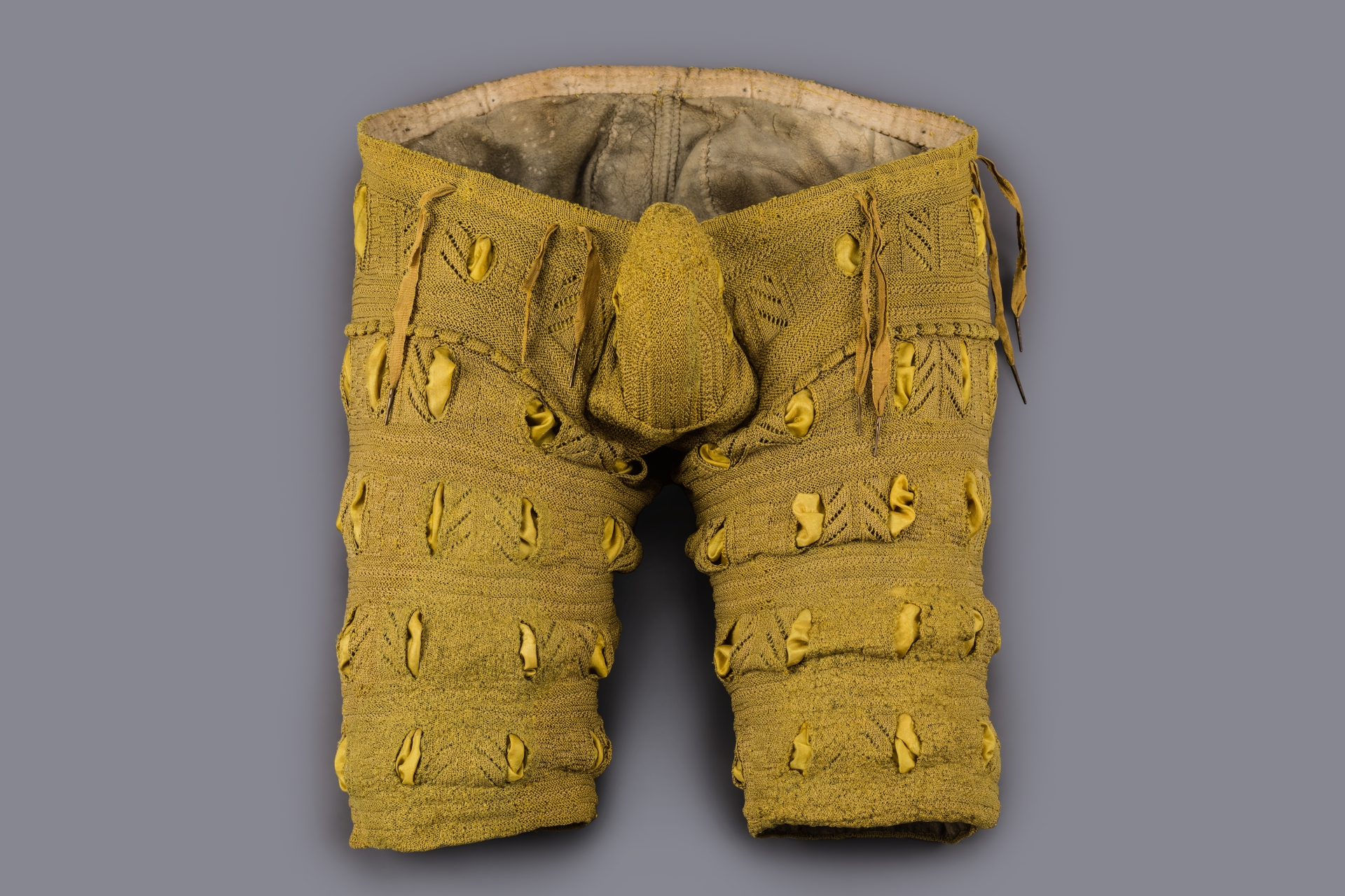 Mode_schauen_SchlossAmbrasInnsbruck_Seidengestrickte_Hose_von_August_von_Sachsen__vor_1555.___SKD__Foto_Jürgen_Lösel