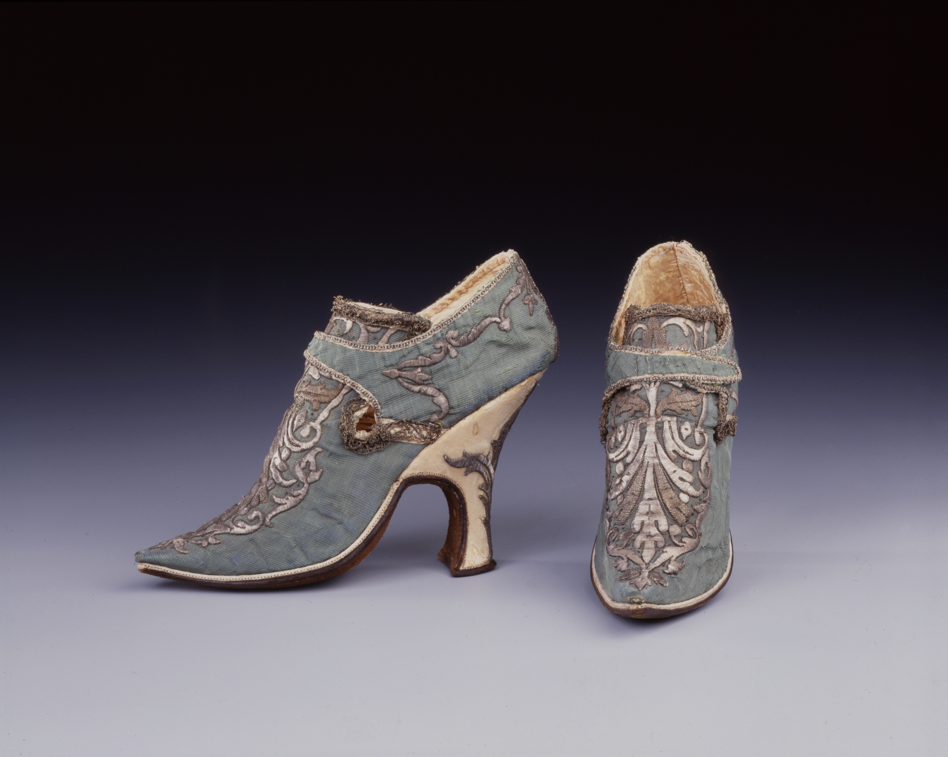 Mode_schauen_SchlossAmbrasInnsbruck__Damenschuhe__1717-1730.__SKD__Foto_Hans-Peter_Klut