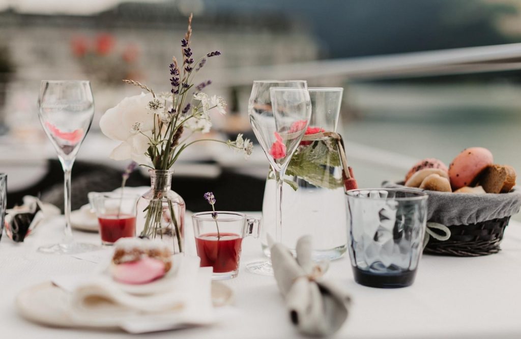 Das Rosenfrühstück am Schiff begeistert mit regionalen Spezialitäten und einem traumhaften Panoramablick während der Rundfahrt.