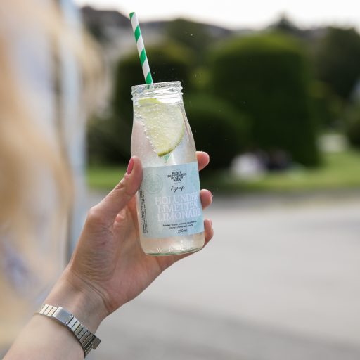 Hausgemachte Limonaden und Eistees erfrischen beim