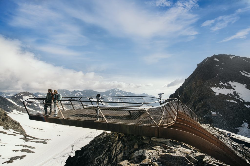 Für einen Moment alles vergessen und einfach nur staunen: Das können Gäste auf der vom GEO Magazin ausgezeichneten Gipfelplattform TOP OF TYROL auf 3.210 Metern Seehöhe am Stubaier Gletscher.