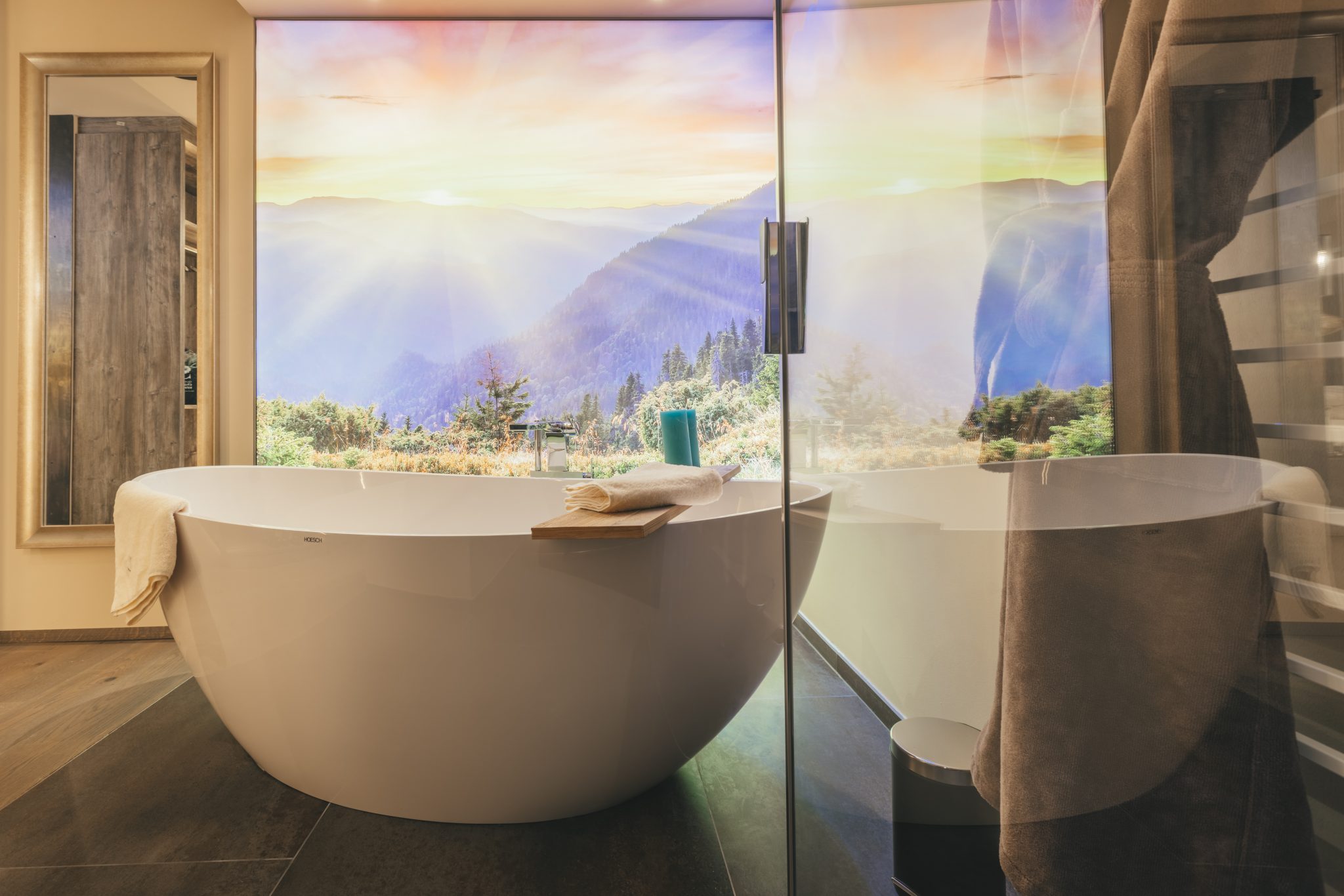 badezimmer_mit_traumaussicht_im_chalet_no.3_c_michael_huber_hotel_quelle_nature_spa_resort