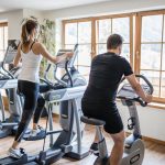 cardiotraining_mit_ausblick_auf_die_berge_c_agentur_giggle_hotel_quelle_nature_spa_resort