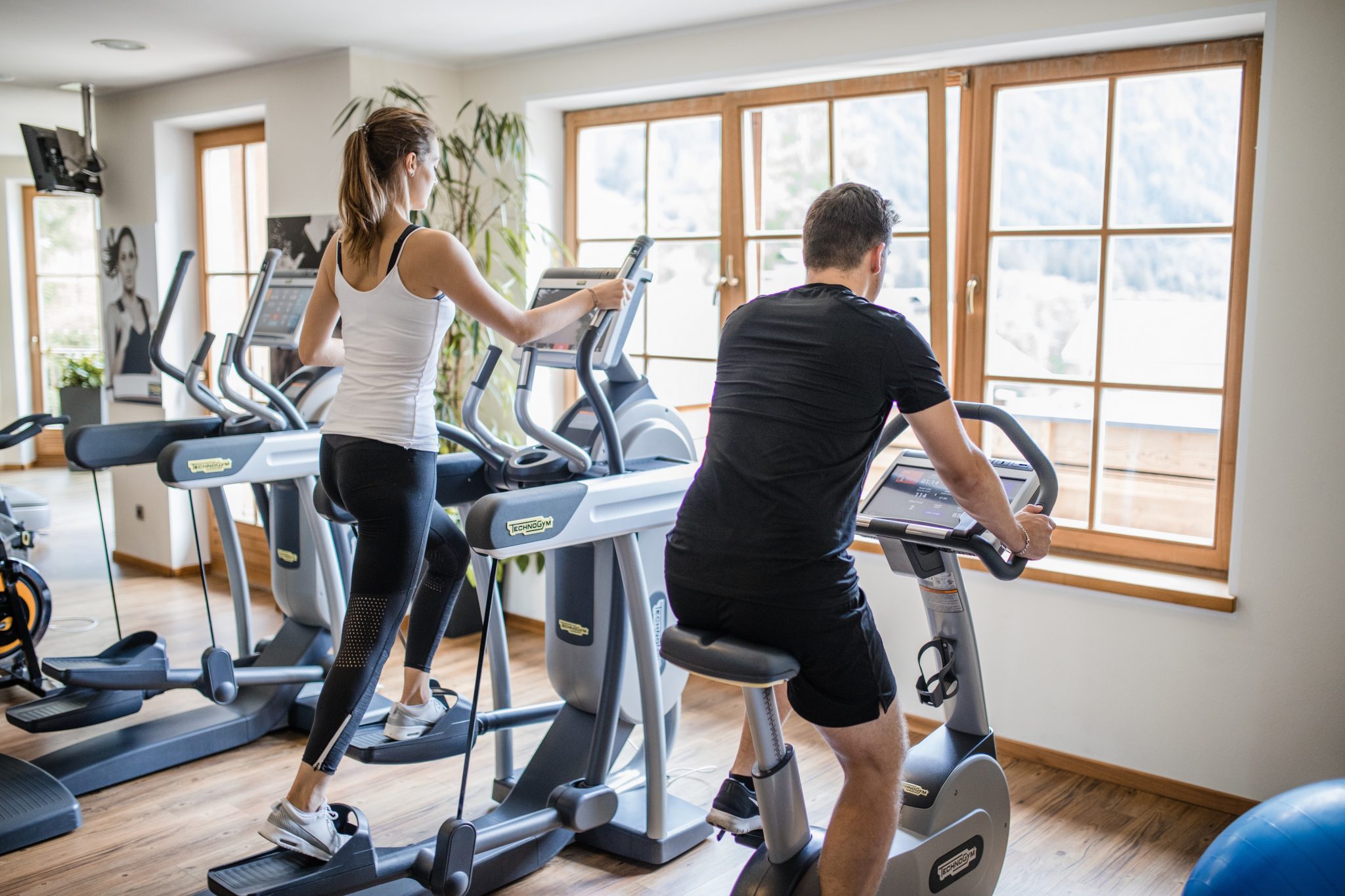 cardiotraining_mit_ausblick_auf_die_berge_c_agentur_giggle_hotel_quelle_nature_spa_resort