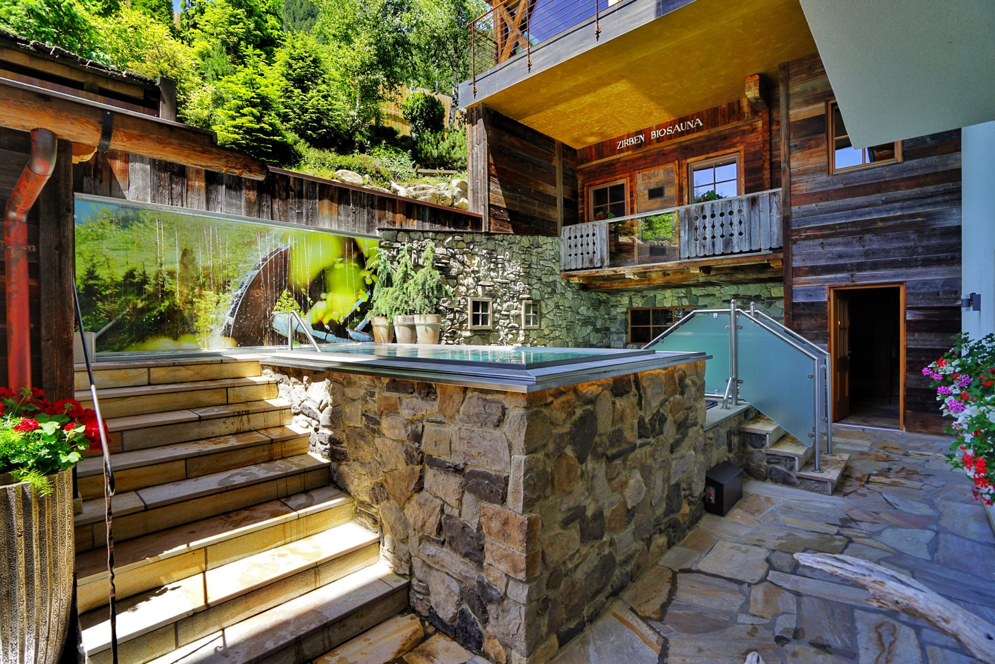 kaltwasserbecken_im_wellnessbereich_c_fotograf_conrad_hotel_quelle_nature_spa_resort