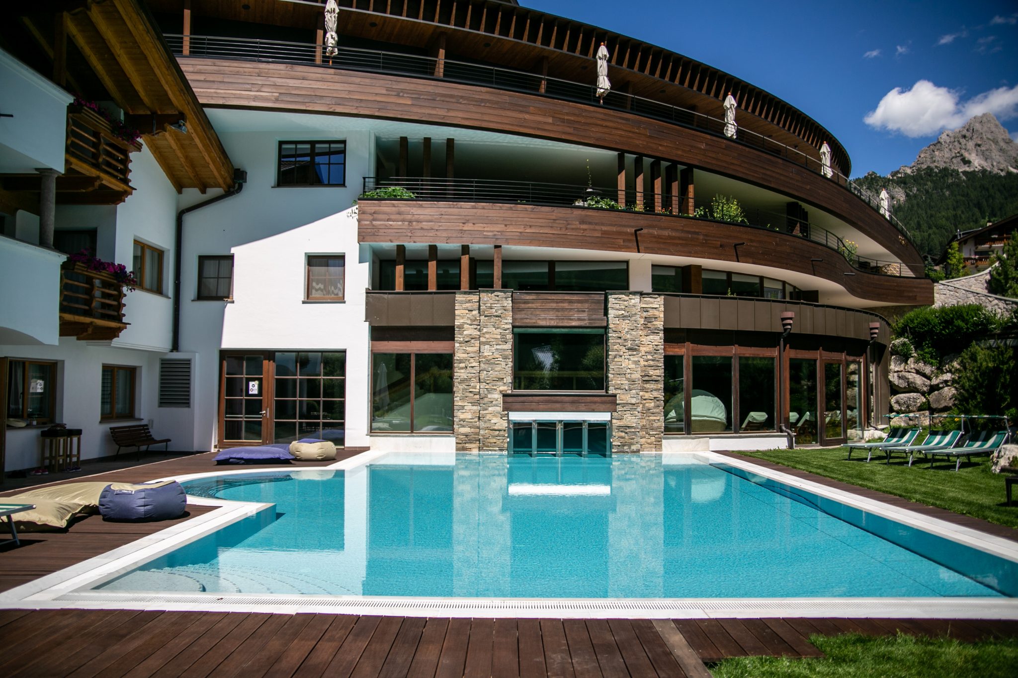 outdoorpool_bei_tag_hotel_granbaita_dolomites