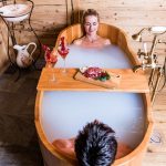 paerchen_geniesst_gemeinsames_milchbad_c_dejori_werner_hotel_granbaita_dolomites