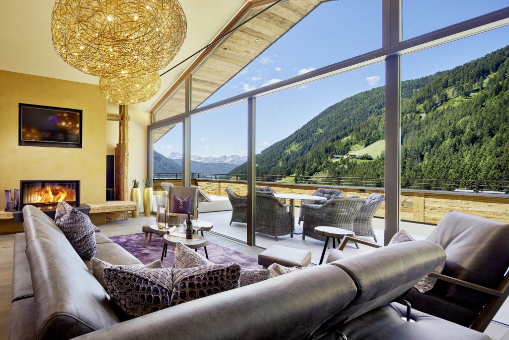 wohnbereich_im_penthouse_des_chalet_salena_c_michael_huber_hotel_quelle_nature_spa_resort