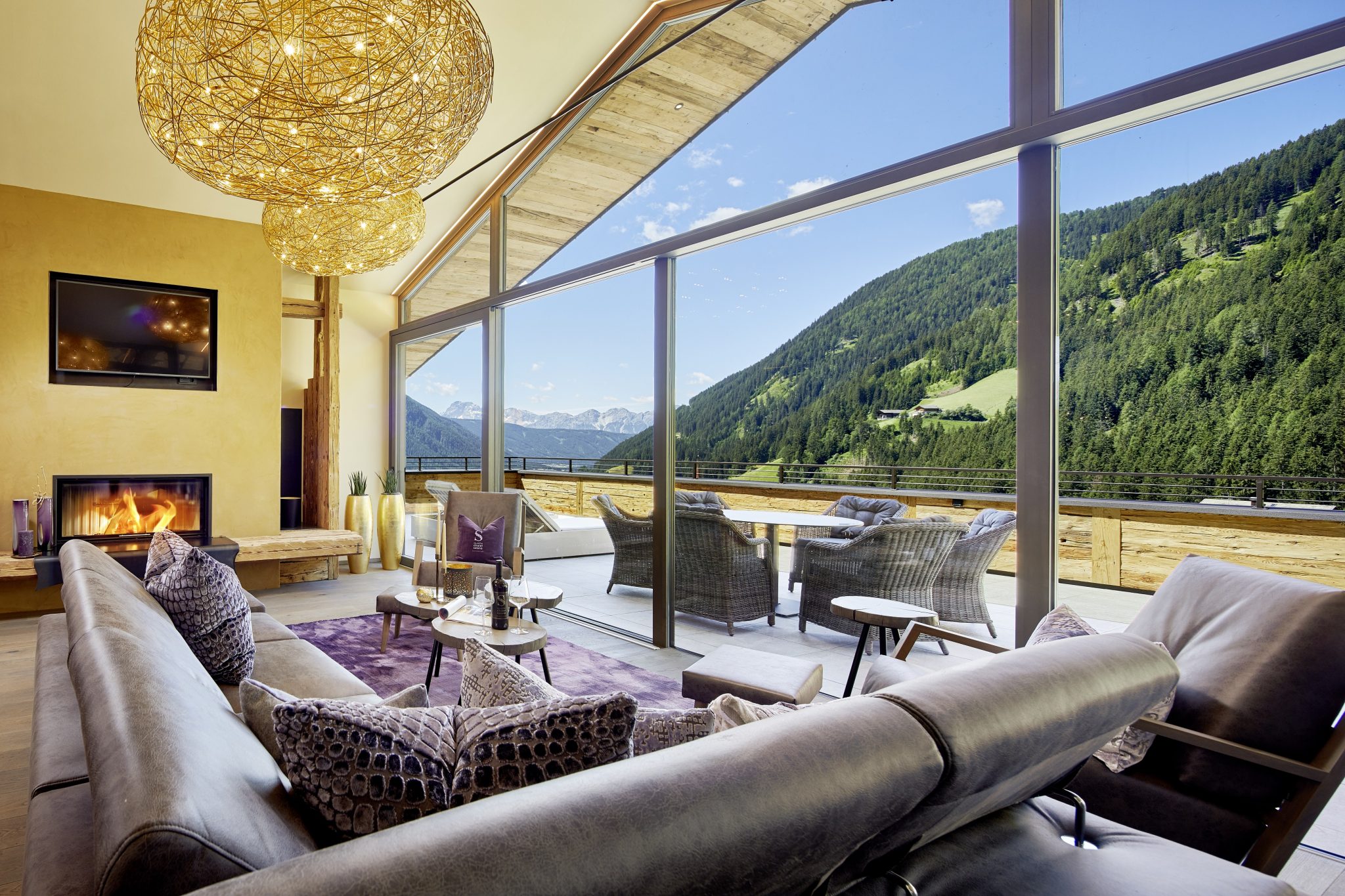 wohnbereich_im_penthouse_des_chalet_salena_c_michael_huber_hotel_quelle_nature_spa_resort