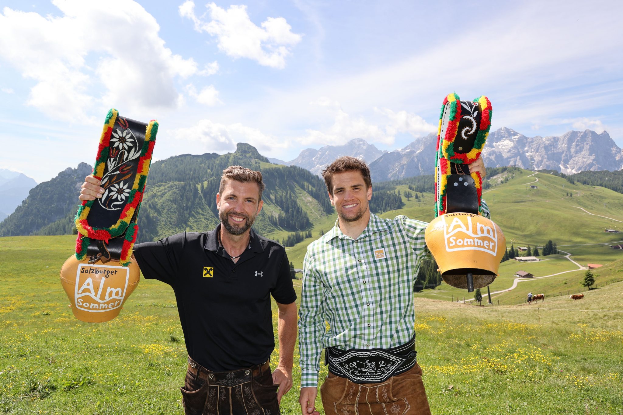 Snowboard-Doppelweltmeister Andi Prommegger und Ski-Vizeweltmeister Roland Leitinger lie§en sich die Almsommer-Erffnung in der Almenwelt Lofer nicht entgehen.