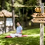 meditieren_und_kneippen_im_aussenbereich_hotel_tann