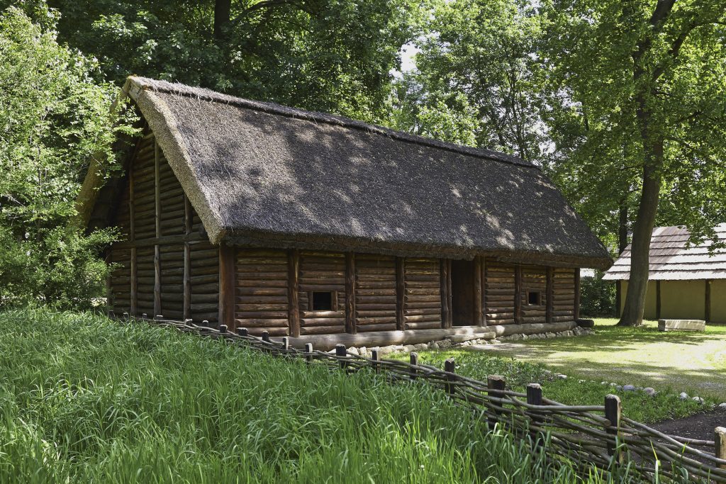 03 Erlebniswochenende _Die Wände des Schwellenbaus werden mit Lehm abgedichtet_(c) Atelier Olschinsky