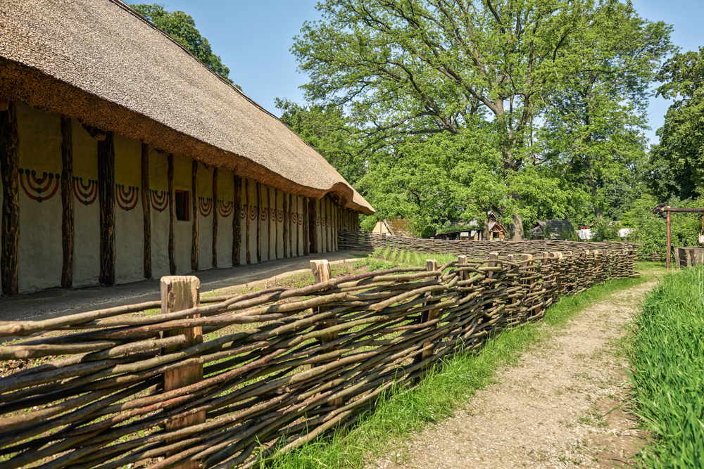 05 Erlebniswochenende _ Errichtung einer Palisade aus Haselruten_ (c) MAMUZ