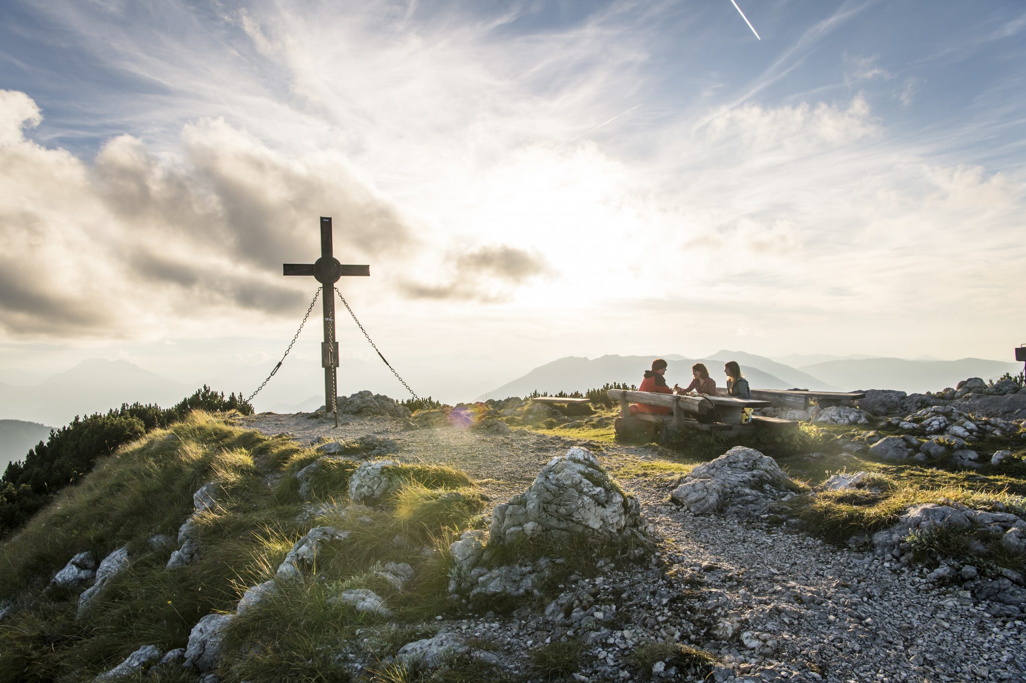 Raus aus der Hitze und rein in die milde Bergwelt! Am Hochkar erwarten KurzurlauberInnen atemberaubende Ausblicke, schne Momente und einzigartige Erlebnisse (z. B. der Skywalk oder die Hochkarhhle). Viermal tglich fhrt die VOR Regio Buslinie 643 von Gstling bis ãHochkar Lifte TalstationÒ bzw. nach ãLassing Gh FahrnbergerÒ. Abgestimmt ist auch die Buslinie 643 mit der Linie 640 von Waidhofen/Ybbs kommend. Auch ber Scheibbs ist die Anreise mit der Linie 655 mit lngerem Warten auf den Anschluss mglich. Hier bietet sich ein kurzer Stopp bei der Haltestelle ãSupermarktÒ an, um fr den Spaziergang durch das Mendlingtal oder die Wanderung auf dem Hochkar eine Strkung zu besorgen. ACHTUNG: fr die Rckreise vom Hochkar ist eine Anmeldung (Rufbus) notwendig.