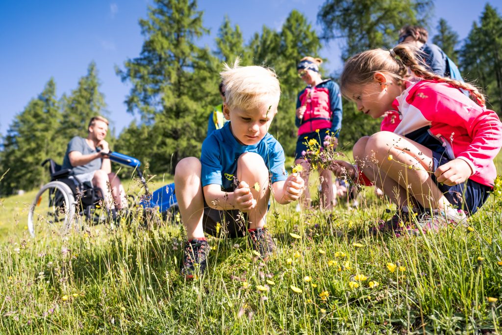 BILD zu OTS - Im Rahmen des Projekts ãNaturerleben fr ALLEÒ wurden sieben Programme entwickelt, die Menschen mit und ohne Behinderungen zu besonderen Pltzen in Krntens Natur geleiten. Die Touren bieten einen Einblick in ausgewhlte Schutzgebiete, verlaufen entlang einfacher Wege und sind somit nicht nur kinderwagentauglich, sondern ebenso mit dem Rollstuhl zu bewltigen. Deshalb wurde auf allzu gro§e Hhenunterschiede und weite Distanzen verzichtet, vielmehr rcken die kleinen Besonderheiten von Mutter Erde in den Fokus der Aufmerksamkeit.