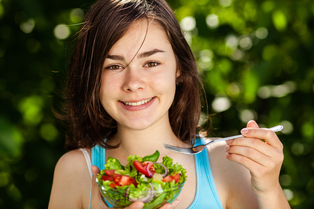 Girl,Eating,Fresh,Vegetable,Salad