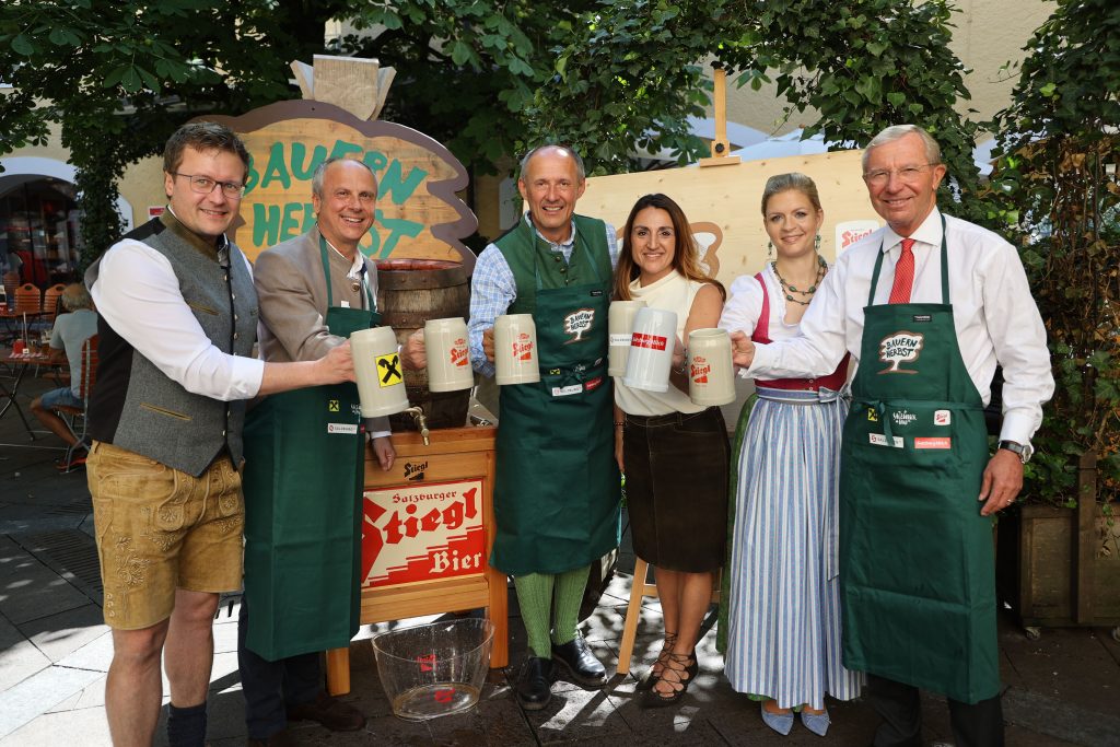 Starke Partner im Salzburger Bauernherbst: (v.l.) Christoph Bachleitner (Raiffeisenverband Salzburg), Christian Ppperl (Stiegl), Leo Bauernberger (SalzburgerLand Tourismus), Daniela Kinz (Salzburg AG), Eveline Bimminger (SalzburgerLand Tourismus), Landeshauptmann Wilfried Haslauer.