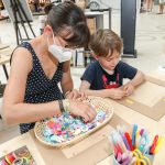 24.06.2021, WIEN MITTE the MALL - Kinder basteln Selbstporträts!!, Wien Mitte the Mall - Robin Consult - © Andreas Lepsi/Robin Consult