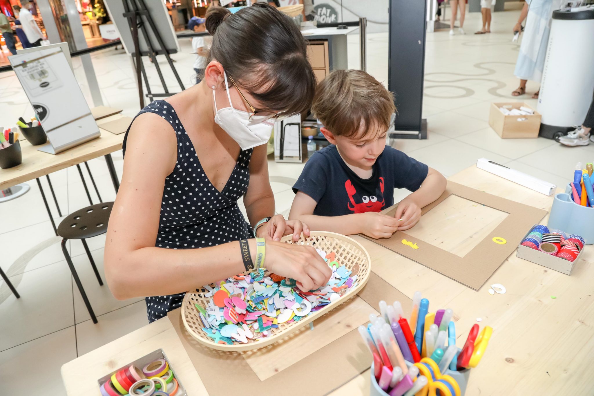 24.06.2021, WIEN MITTE the MALL - Kinder basteln Selbstporträts!!, Wien Mitte the Mall - Robin Consult - © Andreas Lepsi/Robin Consult
