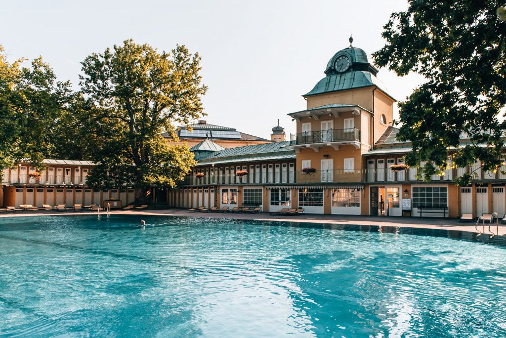 Das Thermalbad Vöslau ist nicht nur ein Bad mit Geschichte und vielen Geschichten, hier entspringt die Ursprungsquelle von Vöslauer, in 660 Metern Tiefe. So wird jeder Sprung ins kühle Nass zu einem wahren Vergnügen: in vier wunderschönen Becken, jedes mit einem einzigartigen, eigenen Charme. Das Thermalbad, das von einer gro§zügigen Parkanlage umgeben ist, erreicht man am besten mit der Südbahn (REX1) bis Bad Vöslau und von dort mit der VOR-Regio-Buslinie 301.