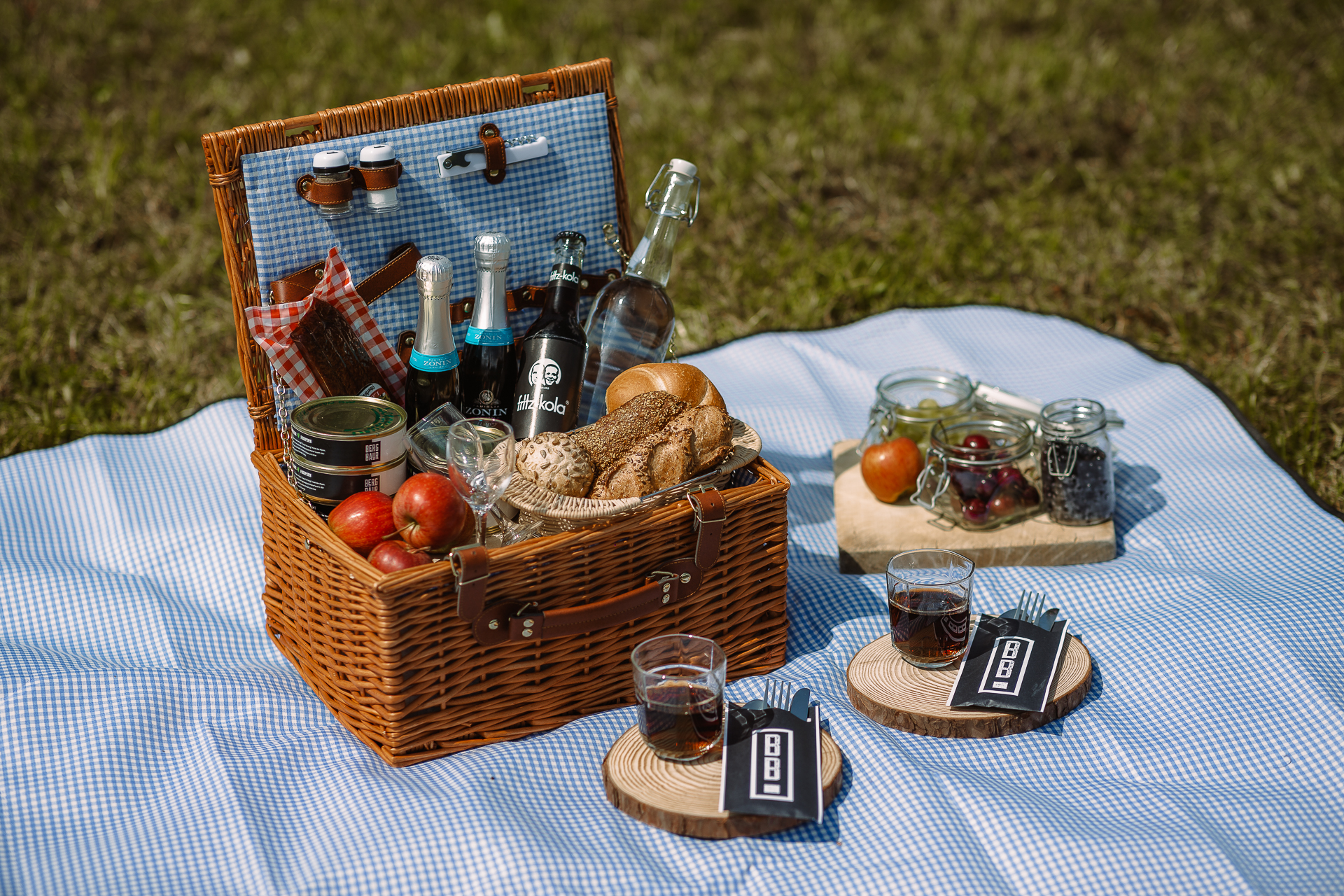 bergbaur_picknickkorb_c_wolfgang_scherzer_-_verwolf_production_bergbaur