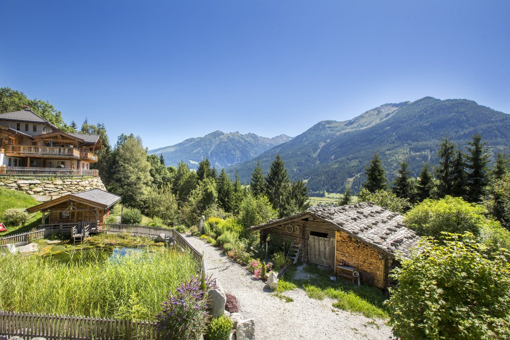 chaletdorf_vor_bergkulisse_c_photoart_reifmueller_naturdorf_oberkuehnreit_0_0