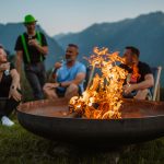 den_tag_beim_feuerkorb_ausklingen_lassen_c_wolfgang_scherzer_-_verwolf_production_bergbaur