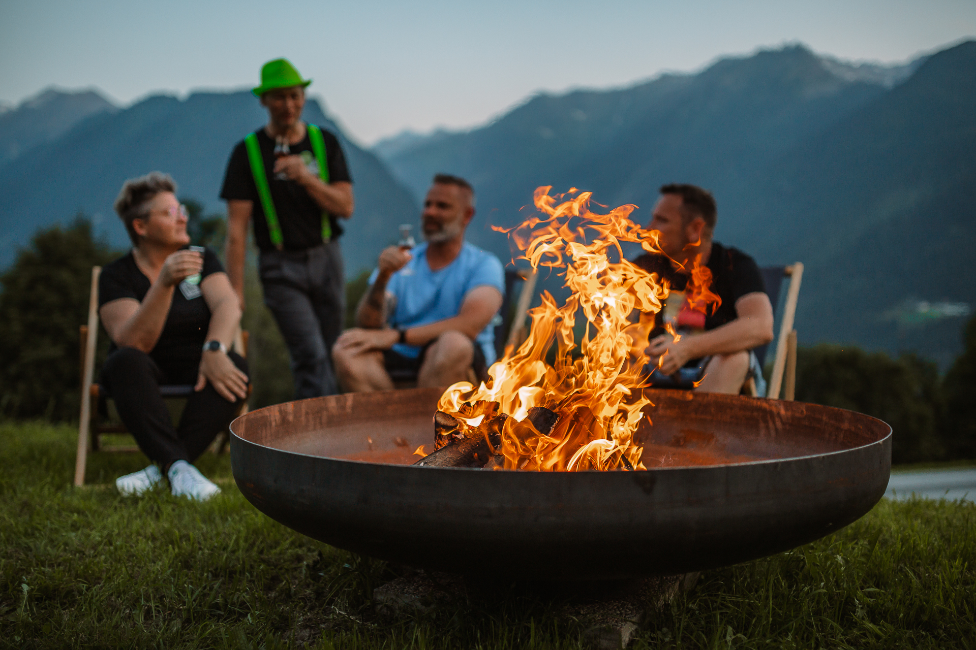 den_tag_beim_feuerkorb_ausklingen_lassen_c_wolfgang_scherzer_-_verwolf_production_bergbaur