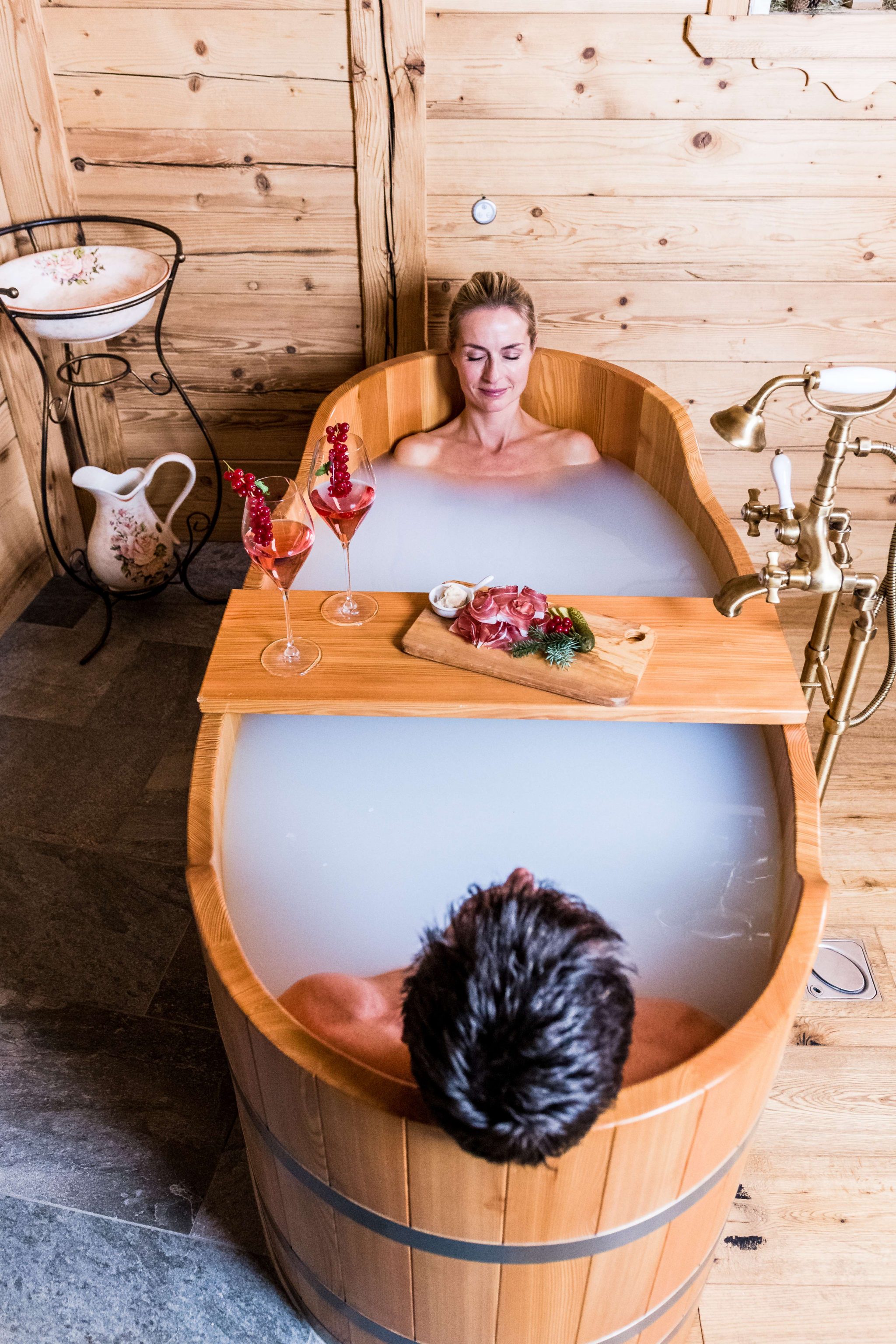 paerchen_geniesst_gemeinsames_milchbad_c_dejori_werner_hotel_granbaita_dolomites