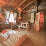 uriger_ruheraum_mit_doppelliege_bei_der_zirbensauna_c_blitzlicht_brunner_naturdorf_oberkuehnreit