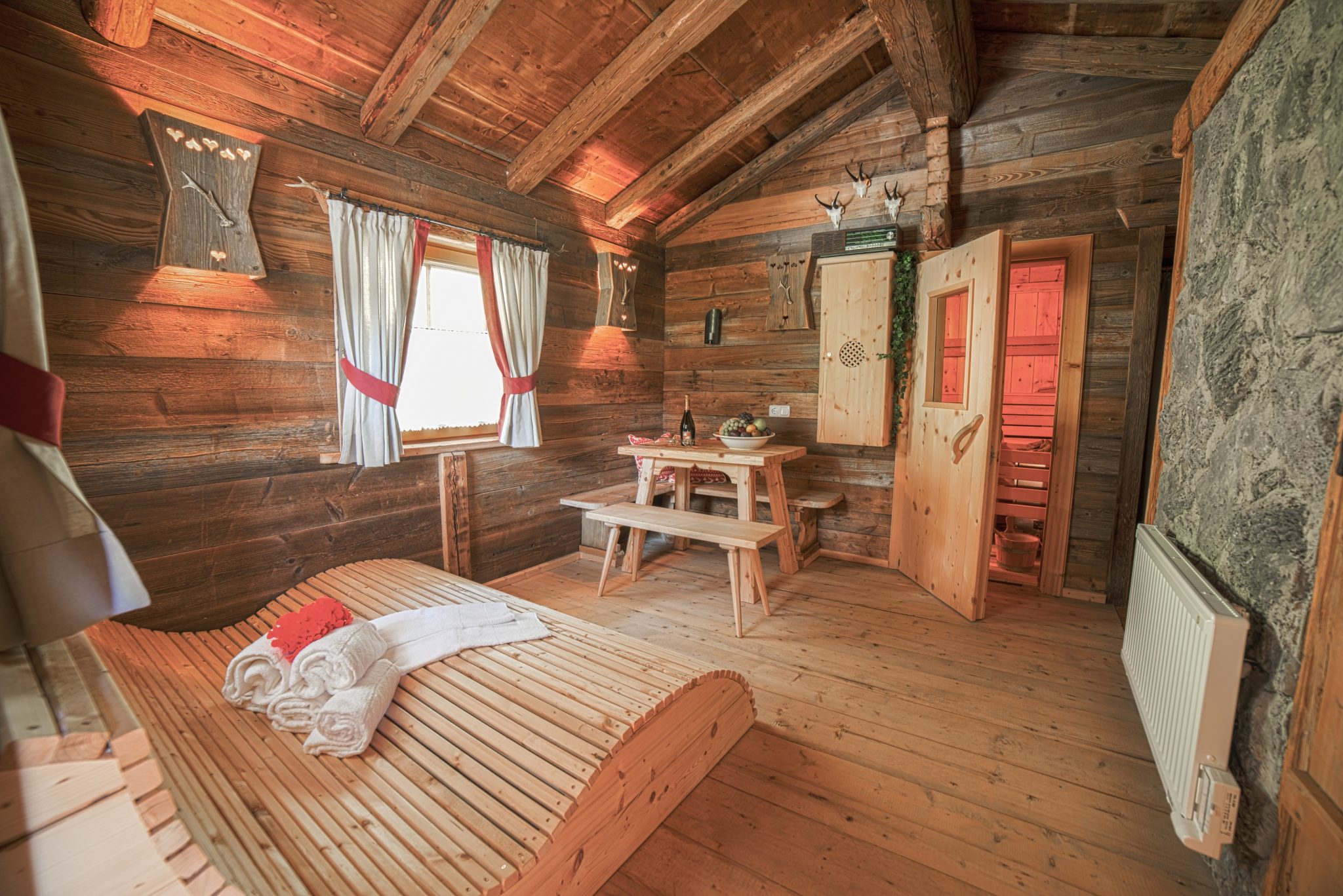 uriger_ruheraum_mit_doppelliege_bei_der_zirbensauna_c_blitzlicht_brunner_naturdorf_oberkuehnreit